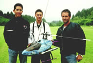 De gauche à droite : Remi Epron, Jonathan Bossion et Jacques Bossion lors du tournoi international Poting 3D cup'2000. Un grand merci à Remi qui apporta beaucoup d'aide aux Bossion dont ce fût la première véritable compétition pour Jonathan.