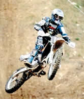 Moto-cross à Pertuis est situé juste à côté de la piste d'aéromodélisme.