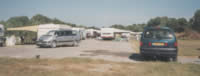 Occupation de la piste de Pertuis par les gens du voyage. Photo du 11 juillet 2001