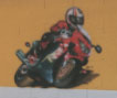 dessin d'un motard sur un mur de garage