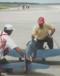 Christian Vernhes demarre le moteur de 60 cm3 de l'Hellcat de Lionel Fouassier qui est à gauche de la photo. Photo prise par Claude Moreau