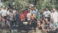 Aéromechoui 2001 : quelques participants derriere le mouton en cours de cuisson