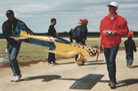 Alain Gomez aide Jonathan a ramener son avion qui a servit à une voltige 3D