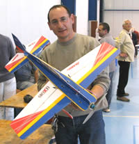 Alain GOMEZ qui pratique la voltige en indoor 