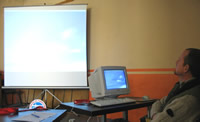 Thierry au poste de commande du simulateur pour la selection des modeles