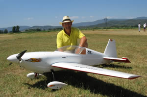 Alain GOMEZ nous présentait l'aéromodele qui allait servir au CdF VGM de la fin juillet