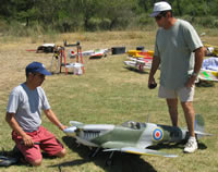 Christian VERNHES aide Jean-Marc VILA au démarrage de son Spitfire