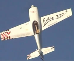 L'envergure de cet EXTRA 300 est deux fois plus grande que son pilote !
