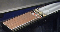 Pile à combustible à convertisseur de tension intégré et réservoir cylindrique d'hydrure métallique. L'ensemble se glisse dans un logement de batterie pour PC portable.